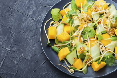 Mangolu, salatalıklı, lahanalı ve hardallı vitamin bahar salatası..