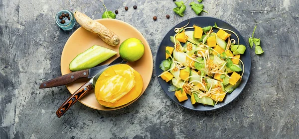 Vitaminvårsallad Med Mango Gurka Groddar Och Senap — Stockfoto