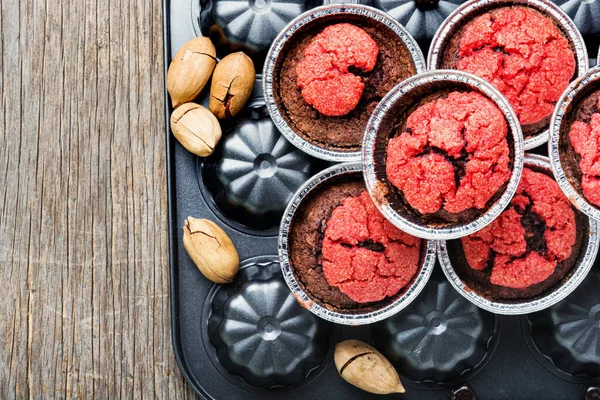 Zelfgemaakte Heerlijke Muffins Met Noten Chocolade — Stockfoto