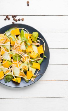 Mango, salatalık, lahana ve hardallı vitamin bahar salatası. Vejetaryen yemeği, sağlıklı yiyecek.