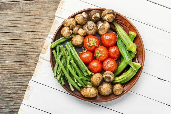 Gegrilltes Gemüsesortiment Pilze Tomaten Bohnen Und Vignetten Auf Dem Grill — Stockfoto