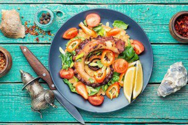 Izgara ahtapot ve taze sebzeli Tayland salatası. Taze sağlıklı salata.
