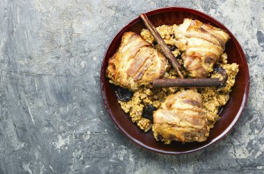 Birada haşlanmış tavuk eti ve kurutulmuş meyveli lapa..