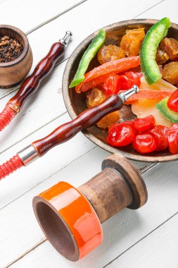 Rahatlamak için tütün içmek. Nargile ve kurutulmuş meyve tütünü ayrıntıları..