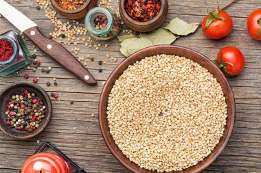 Ahşap arka planda çiğ yeşil karabuğday, vejetaryen yemeği.