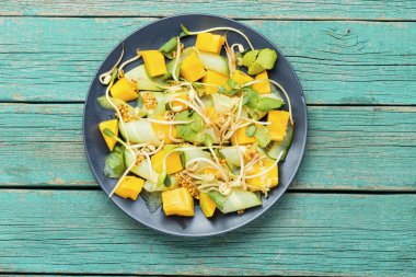 Mangolu, salatalıklı, lahanalı ve hardallı bahar salatası. Boşluğu kopyala.