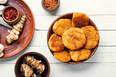 Kudüs enginarı ve mantarlı sağlıklı sebze pirzolası.