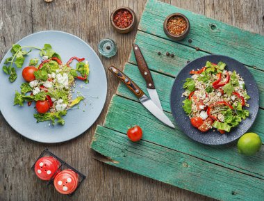 Kereviz saplı yeşil karabuğday sebze salatası, mikroyeşiller ve ahşap zemin üzerinde ıspanak.