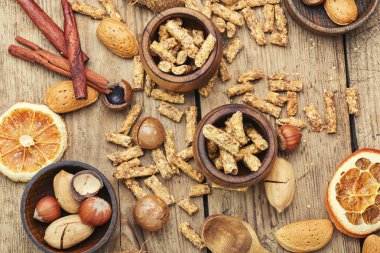 Tahta masada tahıllı kase. Sağlıklı gıda konsepti.