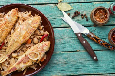 Yabanturpu kökleriyle kızartılmış baharatlı kefal balığı.