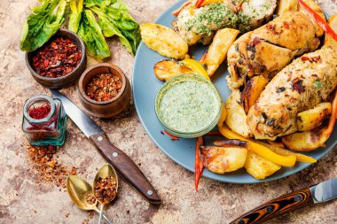 Ispanak ve biberle doldurulmuş sarılmış tavuk göğsü.