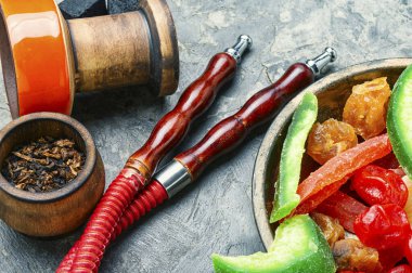 Rahatlamak için tütün içmek. Nargile ve kurutulmuş meyve tütünü ayrıntıları..