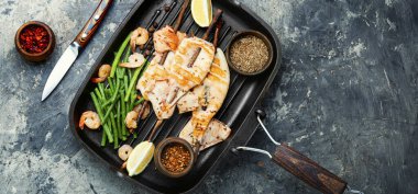 Sebzeli ızgara kalamar. Izgara tavada ızgara kalamar.