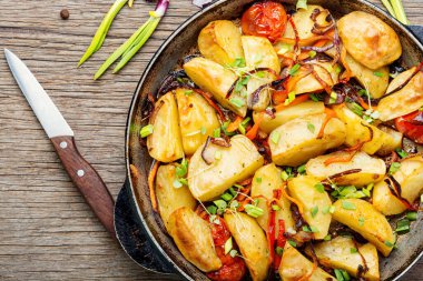 Domates ve soğanlı kızarmış patates. Fırında patates.