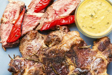 Baharatlı biftek. Biftek ve et sosu..