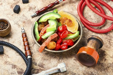 Rahatlamak için tütün içmek. Nargile ve kurutulmuş meyve tütünü ayrıntıları..