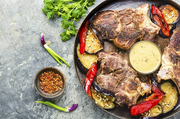 Köstliches Seltenes Roastbeef Gewürzt Mit Frischen Kräutern — Stockfoto