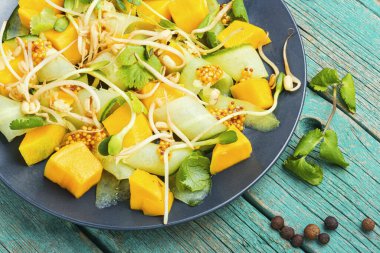 Mangolu bahar salatası, salatalık ve filizlenmiş fasulye salatası.