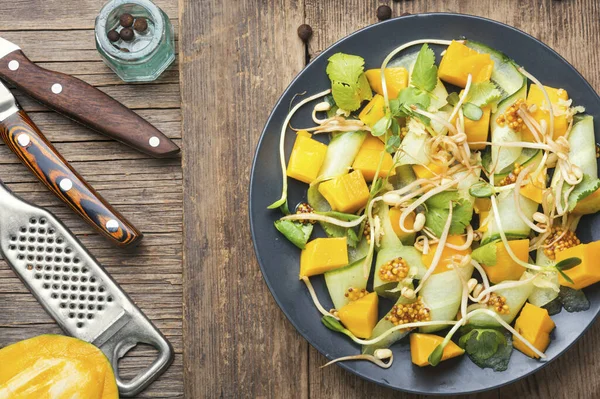 Salada Primavera Vitamina Com Manga Pepino Brotos Velha Mesa Madeira — Fotografia de Stock