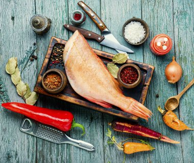 Tamamen çiğ kırmızı levrek ya da deniz kabuğu. Ahşap zemin üzerinde çiğ balık deniz yatağı.