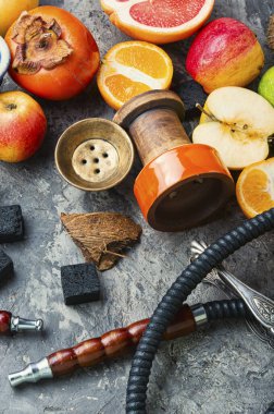 Nargile ve meyve tütünü. Rahatlamak için nargile..