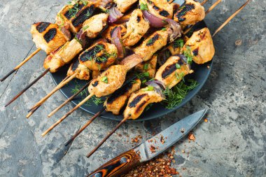 Soğanlı tavuk ızgarası. Izgara tavuk şişi.