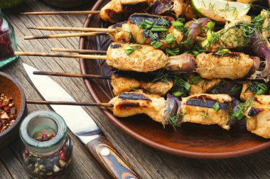 Bambu şiş ızgara tavuk, tavuk şiş. Piknik için yemek.