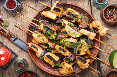 Soğanlı tavuk ızgarası. Izgara tavuk şişi.