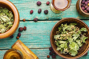 Haw ve böğürtlen yaprakları ve şifalı bir bardak. Doğal bitkisel ilaç.