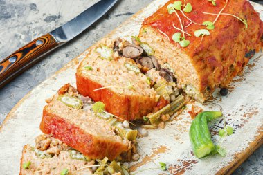 Biber ve ciğer ile doldurulmuş tavuk etli terrine. İştah açıcı köfte..