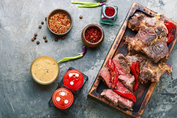 Juicy Medium Beef Steak Slices Wooden Kitchen Board — Stock Photo, Image
