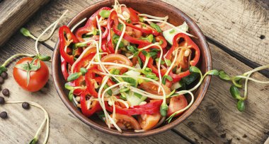 Bahar sebze salatası ve ayçiçeği filizi. Tabakta taze sebze salatası.