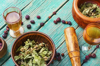 Ahşap masada kurutulmuş haw ve cam. Bitkisel ilaç. Alternatif tıp konsepti.