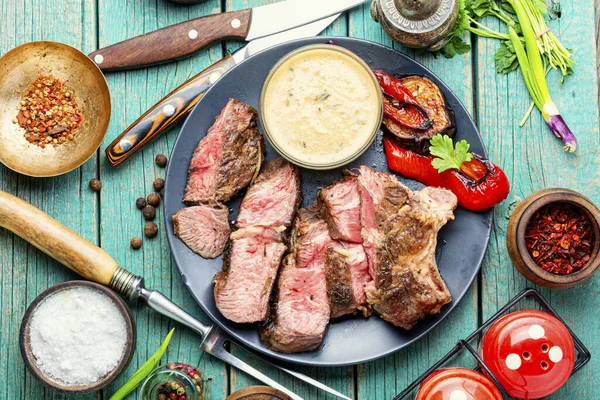 Stück Roastbeef Mit Gewürzen Leckeres Rindersteak Mit Fleischsoße — Stockfoto