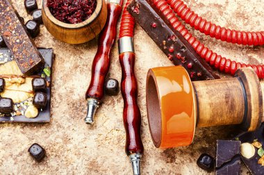 Doğulu nargile ve tatlılar..