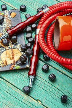 Tatlıların tadını veren doğu nargilesi. Çikolatalı Arap shisha.