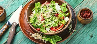 Kereviz saplı yeşil karabuğday sebze salatası, mikro yeşiller ve ahşap masada ıspanak.