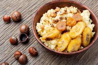 Millet lapası ve karamelli muz ve fındık..