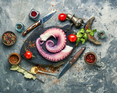 Mutfak tahtasında çiğ ahtapot dokunaçları. Akdeniz mahsulleri. Metin için yer var.