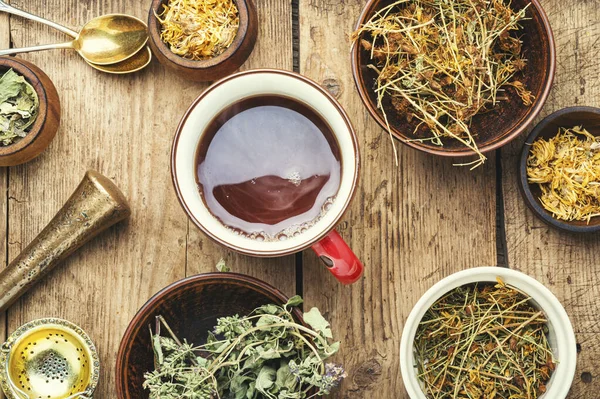 Taza Con Hierbas Medicinales Sobre Fondo Madera — Foto de Stock