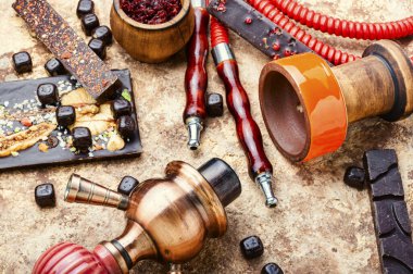 Mısır nargilesi ve tatlı. Çikolatalı Arap shisha 'sı.