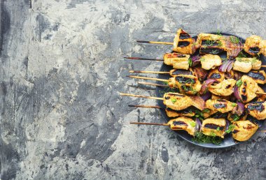 Soğanlı tavuk ızgarası. Izgara et şişi.