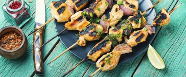 Soğanlı tavuk ızgarası. Izgara et şişi.