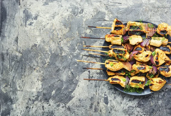 Soğanlı tavuk ızgarası. Izgara et şişi.