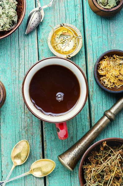 Tazza Con Utile Erbe Medicinali Uno Sfondo Legno Vari Ingredienti — Foto Stock