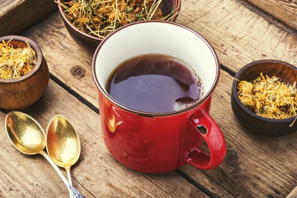 Taza Con Útil Las Hierbas Medicinales Sobre Fondo Madera —  Fotos de Stock