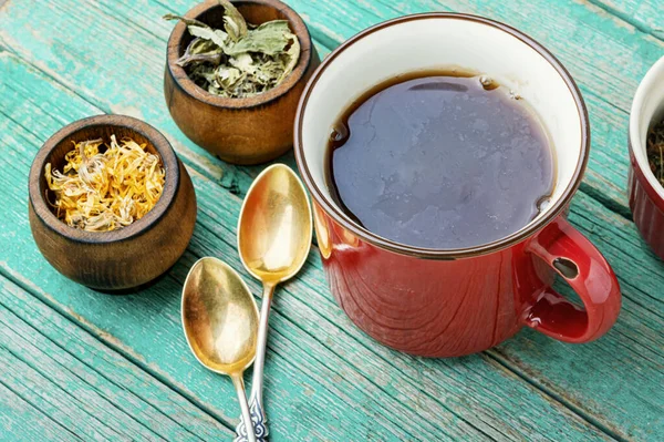 Taza Con Hierbas Medicinales Sobre Fondo Madera — Foto de Stock