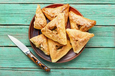 Kurnik, tavuk ve mantarla doldurulmuş Rus turtası. Rus yemeği.