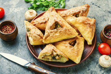 Kurnik, tavuk ve mantarla doldurulmuş Rus turtası.