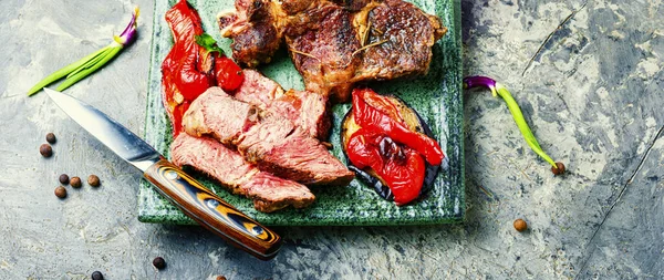 Bife Grelhado Com Picante Fundo Pedra — Fotografia de Stock